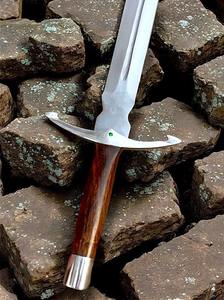 Garde-main médiéval forgé à la main avec accent émeraude |   Épée en acier inoxydable avec fourreau |   Manche en bois de rose - Product Image 5