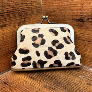 Petit porte-monnaie en cuir de vachette multifonctionnel et populaire avec fermeture en métal et imprimé animal. - Product Image 2