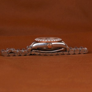 Montre de luxe personnalisée Vanguard VVS Moissanite en or rose, entièrement sertie de pierres, boîtier tonneau incurvé, avec indicateur Cyber Baguette et maillons - Product Image 5