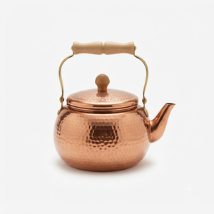 Bouilloire à thé en cuivre martelé de forme ronde, fabriquée à la main, avec bouton et poignée en bois – Fournisseur en gros de théières de luxe pour la cuisine - Product Image 1