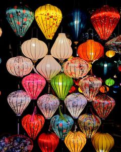 Linterna de Bambú Hecha a Mano en Vietnam, Decoración Colgante para Restaurantes, Fiestas y Bodas, Cubierta de Tela de Seda, Colorida, Venta al Por Mayor para Exportación - Product Image 1