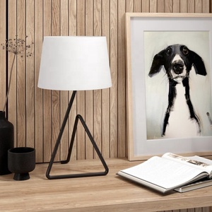 Lámpara de Mesa Metálica Vertex Loop con Base Geométrica de Hierro y Pantalla de Tela Premium, Iluminación Ambiental Suave para Interiores Contemporáneos - Product Image 4