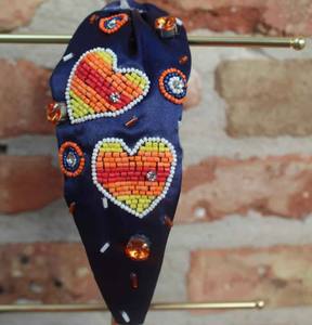 Serre-têtes modernes décoratifs faits main avec broderie et perles, motif cœur, pour fêtes, cadeaux festifs, accessoires pour cheveux - Product Image 1