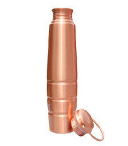 Botella de cobre para uso doméstico en aldeas, solución tradicional de almacenamiento de agua para la hidratación diaria y uso en la cocina. - Product Image 4