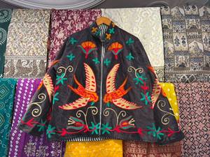 Blouson en velours noir à col mandarin, broderie à la main d'oiseaux et de motifs floraux, manches longues, fermeture à ceinture, coton respirant - Product Image 3