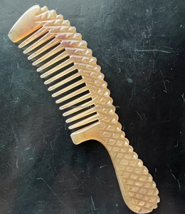 Peigne en corne naturelle artisanale pour coiffer les cheveux fabriqué à partir de véritable peigne en corne de buffle/boeuf fabriqué en Inde - Product Image 2