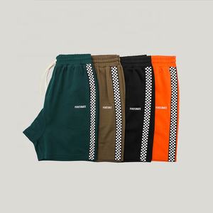 Shorts de sport personnalisés style streetwear pour hommes, noir et blanc à carreaux, bande latérale, taille élastique, impression numérique, service OEM disponible - Product Image 1