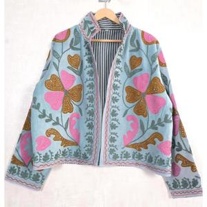เสื้อแจ็คเก็ตกำมะหยี่ซูซานีงานฝีมืออินเดีย ปักลายดอกไม้ สไตล์โบฮีเมียนสำหรับผู้หญิง เสื้อคลุมสไตล์ชาติพันธุ์ แฟชั่นเสื้อคลุมตัวนอกที่ไม่เหมือนใคร - Product Image 1
