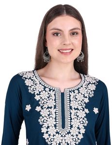 SAZU Ensemble kurta et pantalon pour femme en Chanderi brodé de fleurs, bleu marine, manches trois quarts - Product Image 3