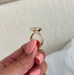 Anillo de compromiso de oro de 14k con diamante de laboratorio de corte cojín alargado de 5.0 CT, engaste de puntas, moderno, de lujo, para propuesta de matrimonio o boda - Product Image 6