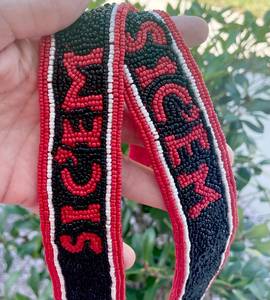 Sangle de sac à perles Georgia Woof Sic 'Em Bulldog Rouge Noir Blanc avec quincaillerie dorée, style Game Day, boucle à ardillon MSR - Product Image 3