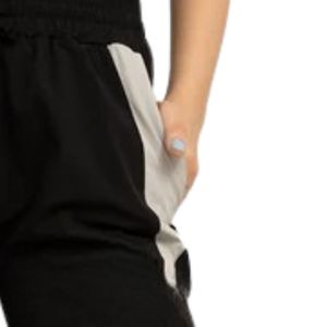 Pantalones negros de mujer con cordón, de pierna recta, casuales, con paneles laterales en contraste, cintura elástica, ligeros y cómodos. - Product Image 3