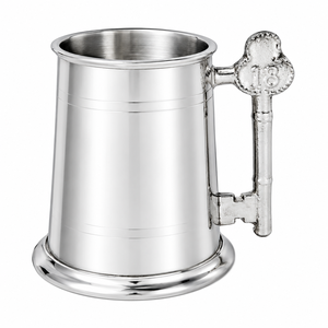 Chope à bière personnalisée en acier inoxydable poli miroir, design classique gravé, avec poignée en forme de clé, pour fournitures en gros - Product Image 1