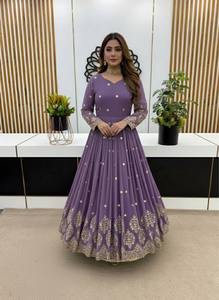 Ensemble Anarkali brodé violet avec dupatta, longueur ras du sol, style traditionnel indien et pakistanais, prêt-à-porter pour femme, idéal pour les mariages - Product Image 3