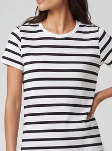 Haut de sport pour femme à col rond, conçu avec un motif rayé et une coupe ajustée sportive pour un confort quotidien - Product Image 4