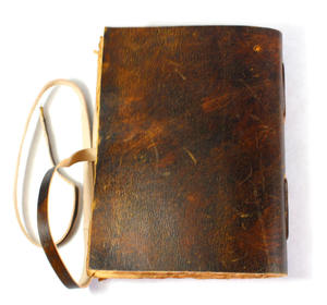 Carnet en cuir miniature vintage fait main avec motif loup en relief et la phrase « L'hiver arrive », papier écologique, cadeau - Product Image 2