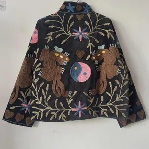 Chaqueta de terciopelo con bordado floral Suzani, abrigo estilo festival folclórico uzbeko con relleno de algodón para ropa exterior tipo bomber/duster a precio económico. - Product Image 3