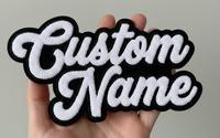 Patchs de logo brodés sur mesure en écriture cursive à thermocoller pour vêtements |   Badges brodés OEM en gros avec délai de livraison d'échantillon de 7 jours