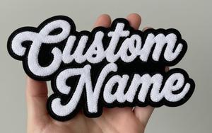 Patchs de logo brodés sur mesure en écriture cursive à thermocoller pour vêtements |   Badges brodés OEM en gros avec délai de livraison d'échantillon de 7 jours - Product Image 3