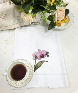 ผ้าเช็ดตัวแขกสีขาวผ้าฝ้ายขายส่ง ปักลายดอกกล้วยไม้แบบกำหนดเอง ผ้าเช็ดปากเย็บริมผ้า ซักเครื่องได้ ใช้ในบ้านและโรงแรม - Product Image 2