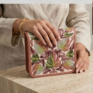 Pochette à bandoulière artisanale en broderie Crewel du Cachemire, couleur crème, avec motif Chinar d'automne - Product Image 2