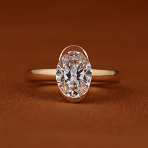 Bague de fiançailles de luxe en or massif 14 carats avec diamant de laboratoire taille ovale, sertie clos, solitaire, certifiée IGI - Product Image 1