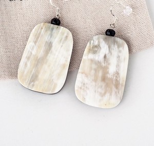 Boucles d'oreilles pendantes rectangulaires en corne de buffle naturelle, faites à la main, polies, bijoux artisanaux naturels pour femmes, design moderne, tendance - Product Image 5
