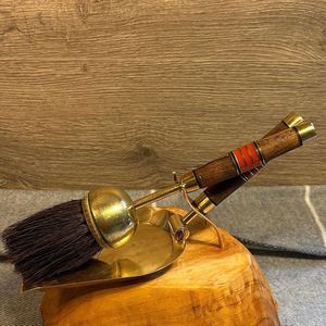 Balayette à poussière industrielle en métal pour le balayage des sols commerciaux, avec une conception de poignée robuste et une utilisation durable pour le nettoyage à long terme - Product Image 2