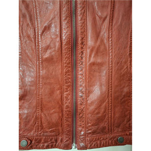 Chaqueta de Piel de Cordero Curtida en Rojo Oscuro, con Capucha Gris Desmontable y Cierre de Cremallera Completo, para Mujer - Product Image 3