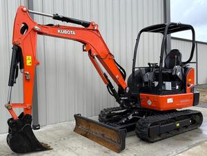 Mini-excavatrice Kubota KX033-4, excavatrice compacte à chenilles diesel avec hydraulique auxiliaire et option cabine - Product Image 2