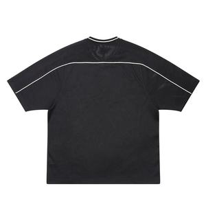 Camiseta Deportiva Retro de Malla con Logo Personalizado, Estilo Boxy, Jersey de Fútbol, Ropa Urbana Oversize, Camiseta Corta con Cuello en V para Hombre - Product Image 3