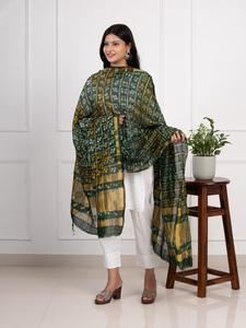 Dupatta de Diseño Bandhej con Arte Tradicional Gujarati - Product Image 5