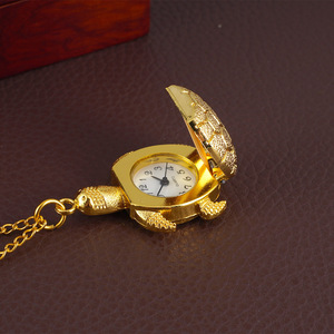 Nuevo Reloj de Pulsera con Colgante de Tortuga Dorada Retro, Venta al por Mayor de Fábrica 2026, Reloj de Cuarzo con Tapa Abatible, Esfera de Cristal de 38 mm con Indicadores - Product Image 2