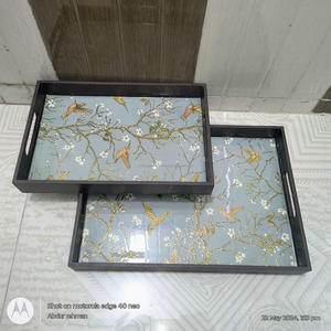 Plateaux en bois de résine de conception florale noire et blanche faits à la main - Product Image 3