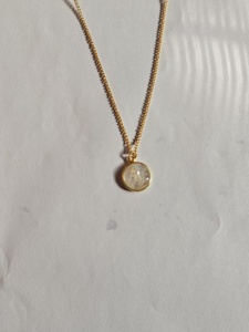 Collier pendentif rond en pierre de lune arc-en-ciel faite à la main, avec breloque en laiton plaqué or, fournisseur de bijoux en gros - Product Image 1