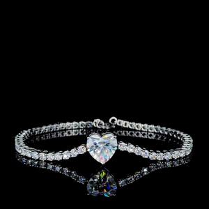 Bracelet en forme de cœur, cadeau de la Saint-Valentin pour elle, bracelet en forme de cœur d'amour, bracelet de luxe pour femme, bracelet effet diamant pour elle - Product Image 1