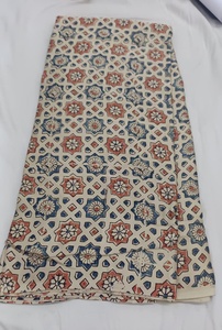 Tissu en coton pur Ajrakh imprimé à la main, motif naturel, vente en gros, imprimé Ajrakh géométrique traditionnel, tissu doux en modal pur pour femmes - Product Image 2
