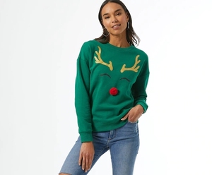Suéter navideño de punto con cuello redondo y diseño de cara de reno verde para mujer, con apliques de astas y nariz roja. - Product Image 1