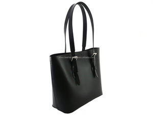 Sac fourre-tout de sport ALBORZ en cuir véritable noir avec logo personnalisé pour femme, idéal pour le quotidien, les voyages et la plage - Product Image 3