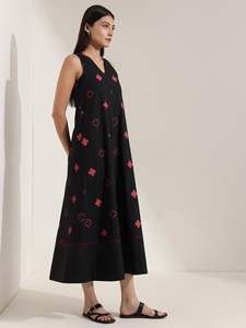 Robe midi sans manches noire avec broderie rouge à motif géométrique, col rond, silhouette droite, tenue décontractée quotidienne, 100% coton tissé - Product Image 3