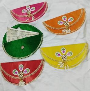 Elegante Juego de Sobres Semicirculares Hechos a Mano para Bodas, Festivales y Regalos Shagun con Adornos Florales de Perlas - Product Image 1