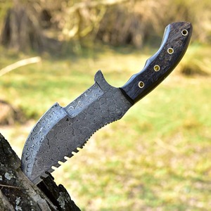 Cuchillo de camping personalizado hecho a mano con hoja dentada, acero de Damasco, mango de cuerno, funda de cuero, OEM/ODM disponible, punta de clip - Product Image 4