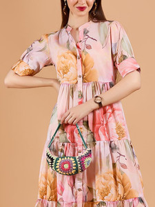 Vestido midi con estampado floral digital, lavable, cuello vuelto, color melocotón, corte acampanado, detalle en el cuello, largo midi, natural - Product Image 3