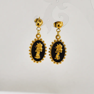 Collar colgante rectangular informal para mujer en acero inoxidable 304 con revestimiento chapado en oro de 18 quilates y cadena tipo curb. - Product Image 4