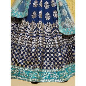 Lehenga Choli de demoiselle d'honneur en soie brodée bleue glamour avec Dupatta - Product Image 1