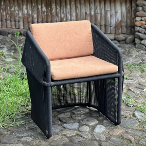 Ensemble de salle à manger en fer pour restaurant avec chaises en rotin synthétique résistant aux intempéries - Mobilier d'extérieur commercial durable pour patio et jardin - Arini - Product Image 1
