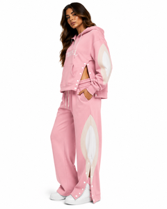 Ensemble de survêtement tendance pour femme avec sweat à capuche à motif personnalisé et pantalon cargo à panneaux incurvés et boutons-pression – Vente en gros - Product Image 3