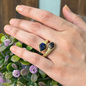 Bague pour homme en laiton massif plaqué or 18 carats, avec deux pierres précieuses inspirées du serpent en jade saphir bleu, pierre ovale fantaisie, taille ajustable. - Product Image 5