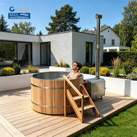 Bain à remous extérieur d'inspiration nordique avec structure de chauffage efficace, piscine spa de luxe, bain à remous extérieur