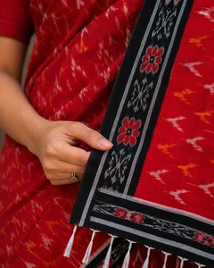 Impresionante Saree de Algodón y Seda Tejido a Mano con Patrón Ikat Sambalpuri, Borde Negro, Tradicional Indio, para Fiestas y Bodas, Sin Arrugas - Product Image 5